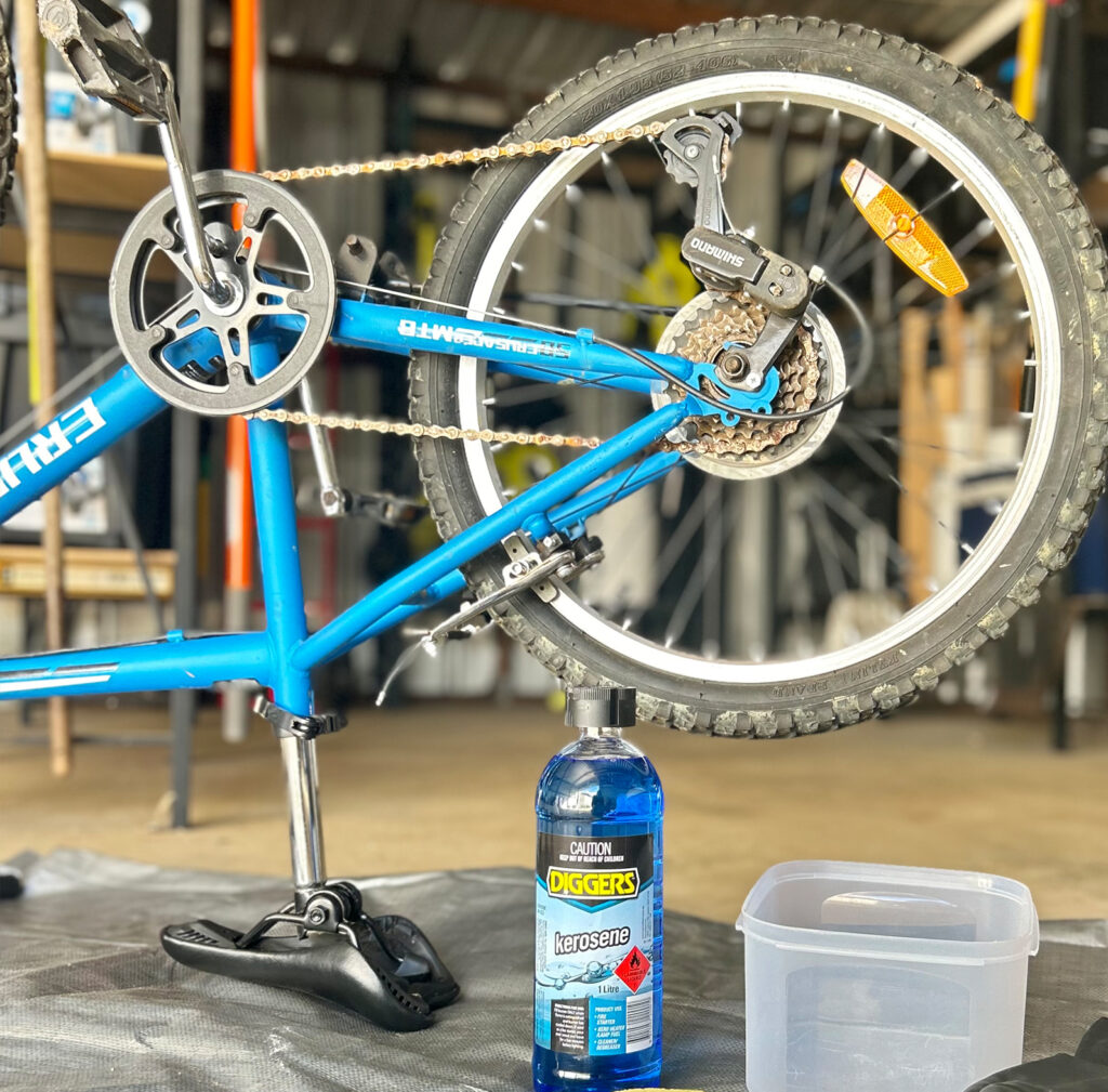 How to clean and degrease a bike chain with DIGGERS™ Kerosene